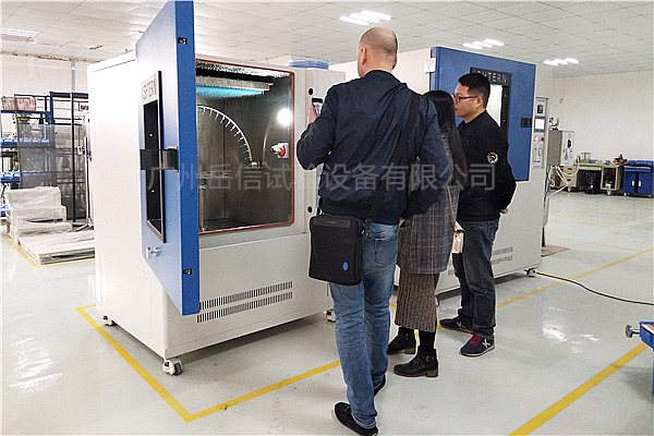 俄羅斯客人參觀ipx34擺管淋雨實驗箱--廣州嶽信